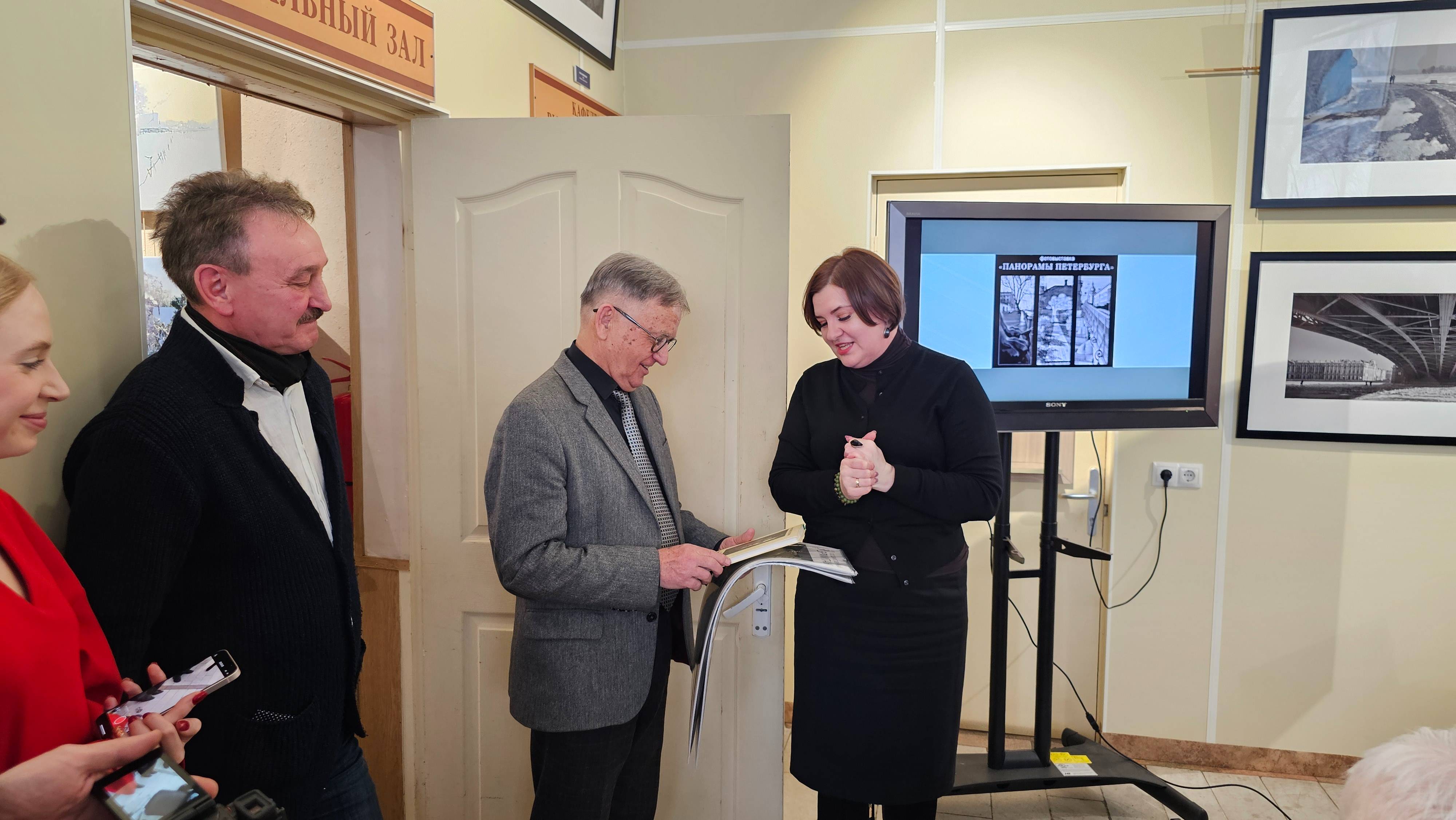 Панорамы Петербурга в Приморской краевой библиотеке