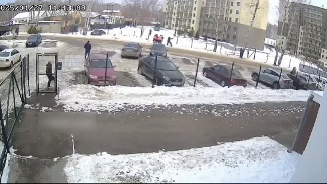 В Челябинске рабочие пытались убрать дерево что бы не упало на машины, но оно упало на машины 😅