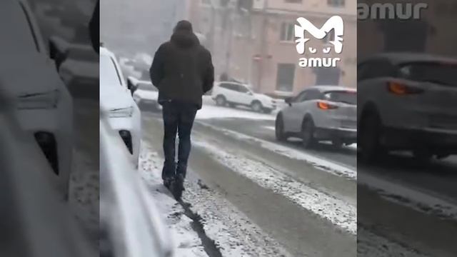 Удивительный для снегопада транспорт замечен на улицах Владивостока