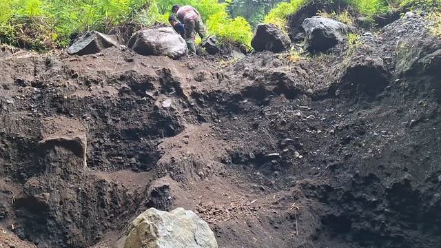 Строительство, шахтёры скидывают камни