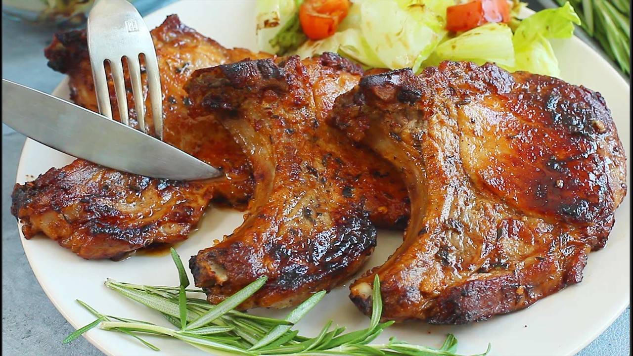 Корейский шеф-повар показал маринад для сочных свиных отбивных