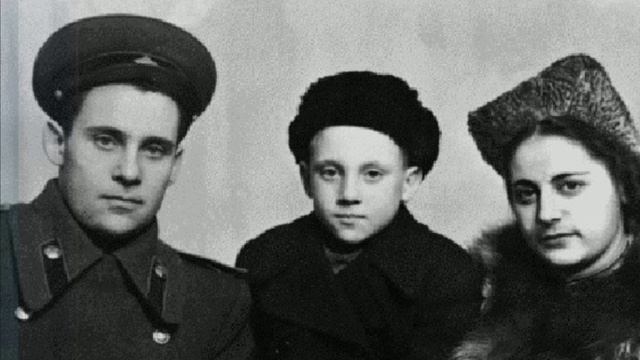 Фото Высоцкого и его родителей . Всё взято из свободного доступа в интернете