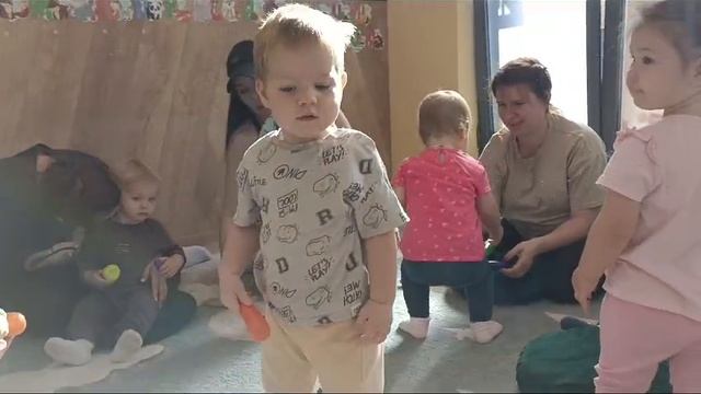 Малыш Мишутка делится овощами в подготовительной группе детей до 2 лет