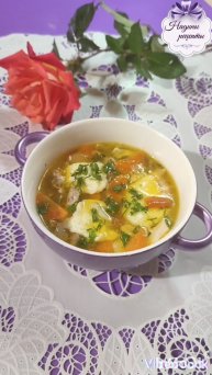 Куриный суп с белковыми клецками...