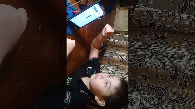 7 летний мальчик решает примеры со скор.1 секунда