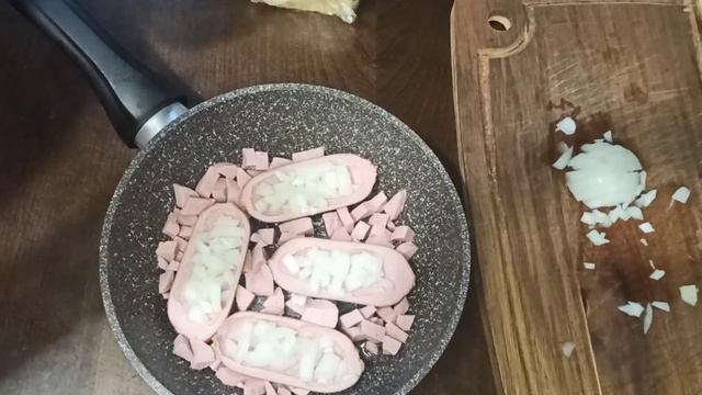 ЛЮБИМЫ ЗАВТРАК МОЕГО СЫНА. НУ ВОТ ЛЮБИТ ОН САРДЕЛЬКИ С ЛУКОМ И ЯЙЦОМ И ПОД ТЯНУЧИМ СЫРОМ