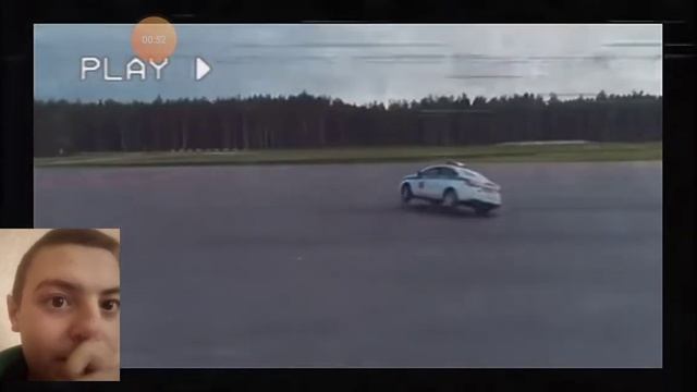 Учит крутить рулем реакцыя