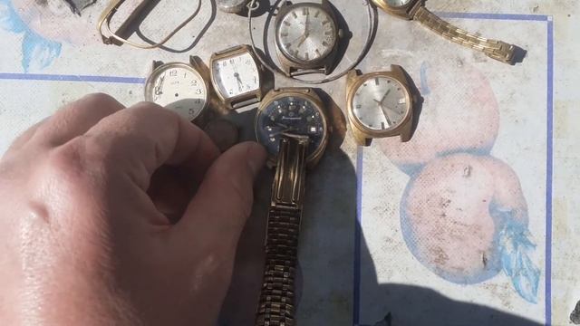 Для чего и почему покупают часы в желтом корпусе.