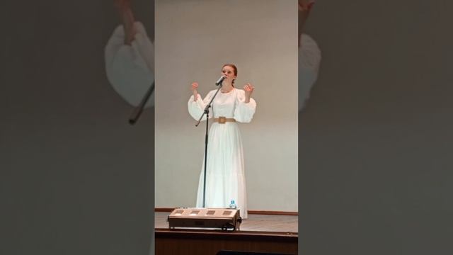 Не могу не показать певицу Веронику Сыромлю с песней "Когда солдат придёт с войны!