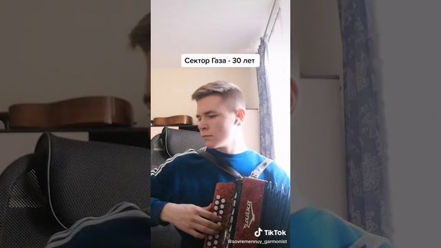 Игорь Растеряев на гармони.