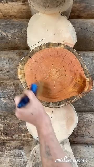 Покрываем маслом спилы сруба из кело #баняизкело #карельскаясосна #kelo #домизкело #срубизкело