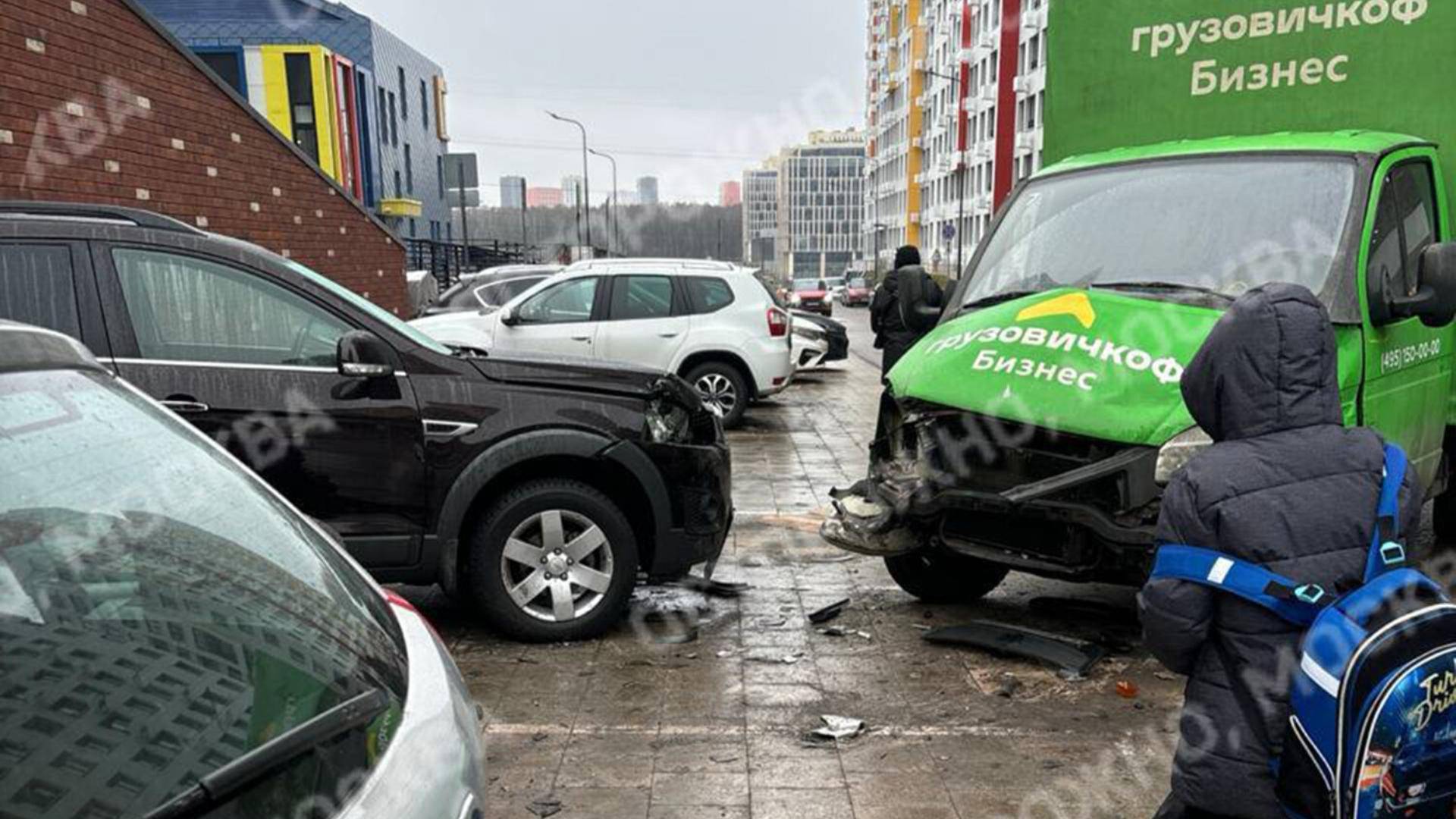 Москвичка перепутала педали и протаранила несколько автомобилей