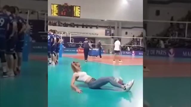 Красивые девушки прекрасно ладят с мячем!