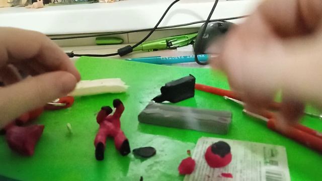 леплю охранника из игры в кальмара