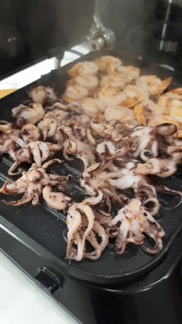 бэби осьминоги и креветка на гриле видео которое вызовет слюноотделение