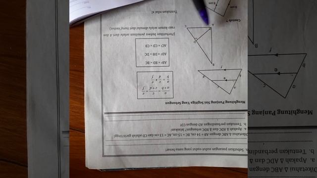 Menghitung panjang sisi segitiga yang sebangun.