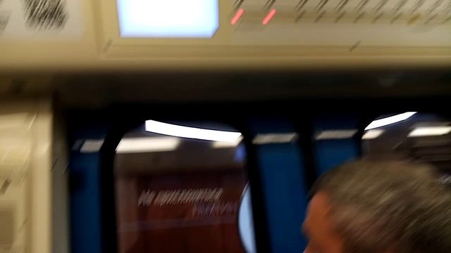 Поезд метро Ока прибывает на станцию Пыхтино Солнцевской линии в Москве // 26 октября 2024 года