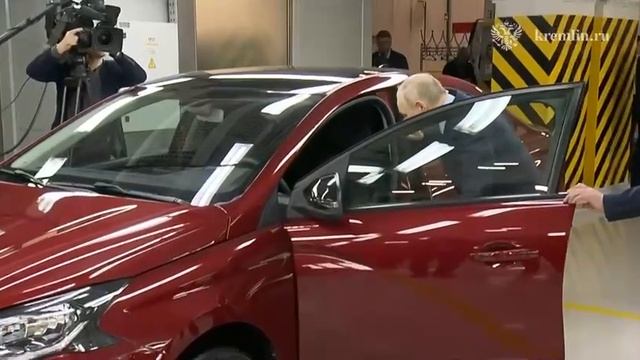 Путину показали предсерийный автомобиль «Лада Искра», старт производства которого намечен на апрель