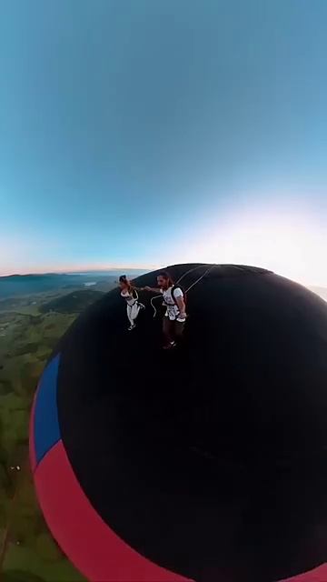 Люди прыгают с воздушного шара