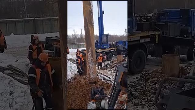 На видео погружение трубы в грунт 🪨 Услуги бурения тел. +7 (985) 185-77-77.