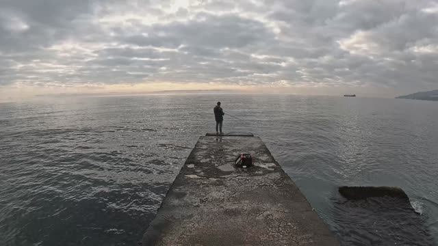 Релакс и медитация на море при ловле саргана в Ялте