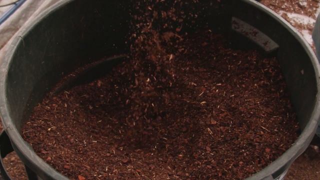 Чем пролить компостную кучу осенью для быстрого перегнивания органики, стеблей,и веток