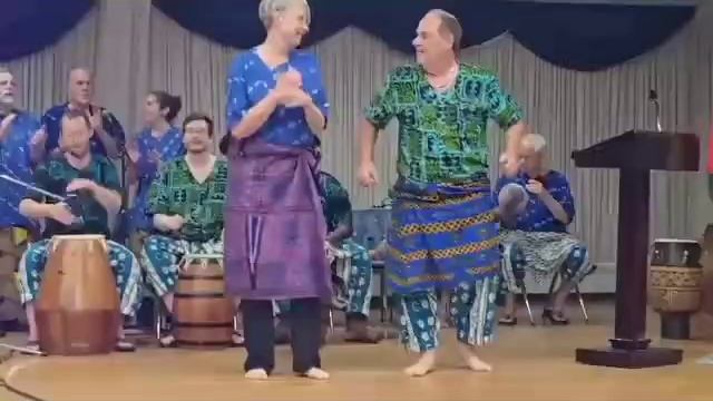 танец иностранцев в Бенине 🇧🇯🇷🇺