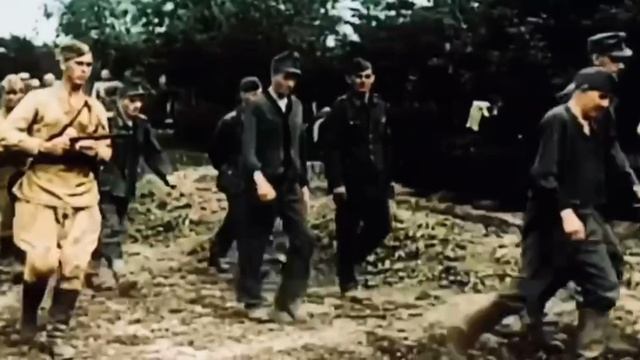 Солдаты вермахта сдаются в плен Советским солдатам.
⠀
Великая  Отечественная  война.
#80летпобеде