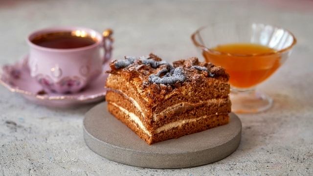 Торт "Леший" Из Питера.Медово-пряничная основа прослоена сметанным кремом и кремом со вкусом вареной