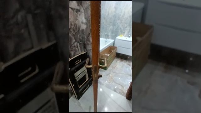 Монтаж двери у покупателя. Модель Милана цвет Honey патина чёрная. ВЛАДИМИРСКАЯ ФАБРИКА ДВЕРЕЙ.