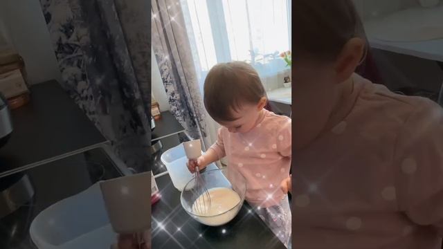 Готовлю маме завтрак в 1,5 года