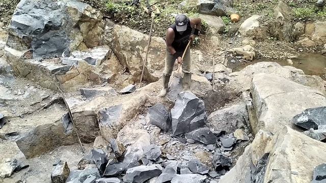 Строительство, шахтёр раскалывает камни