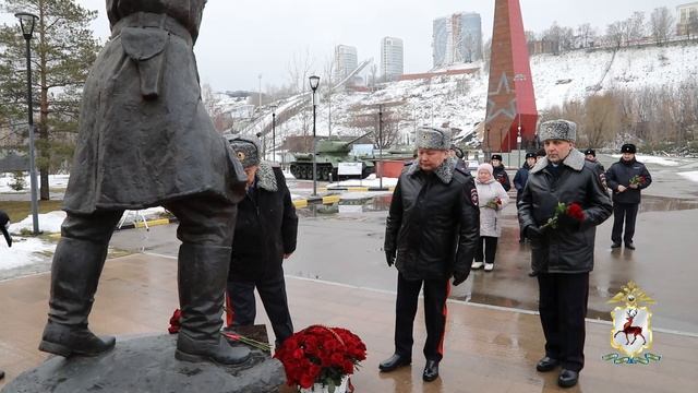 Руководство полицейского главка почтило память солдата и милиционера Михаила Ларина