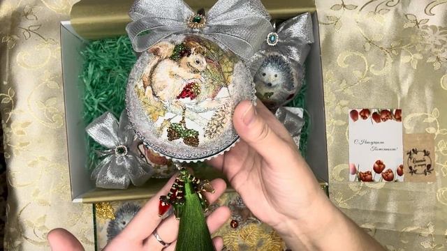 Елочная игрушка своими руками в технике Декупаж 🪄🍂🐿️ оформление, декор коробки