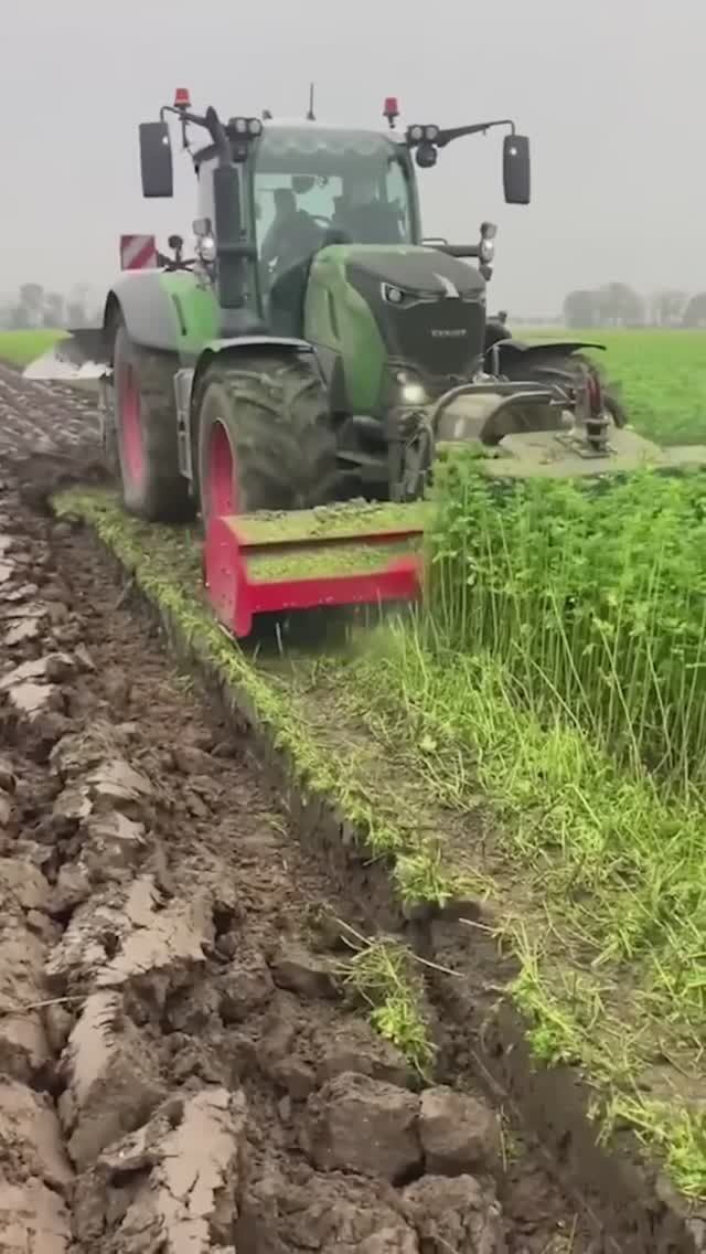 Трактор Fendt 728 на вспашке земли