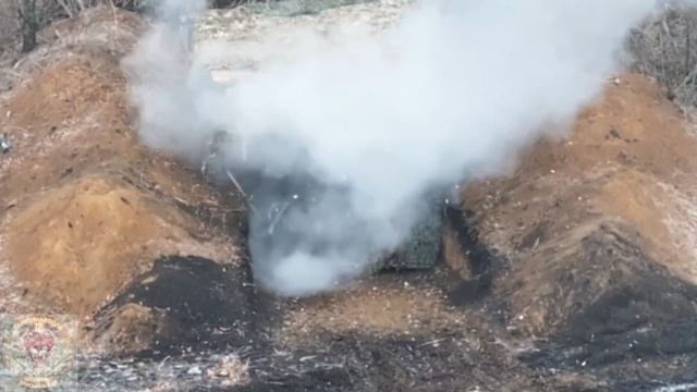 🔥 Спрятаться в домике не получилось. Наши дроноводы обнаружили и сожгли вражеские БМП-2 и БМП-1, пр