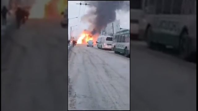 Пожар. В Омске сгорел автобус. Полыхало так что отгорели провода. 2.01.2025. взорвался газ.