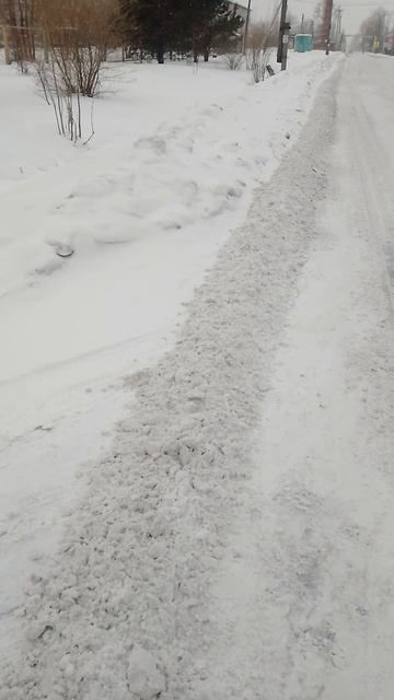 Вот как чистят у нас дороги 👎👎👎,от ❄снега в снег...! А шире, можно...???