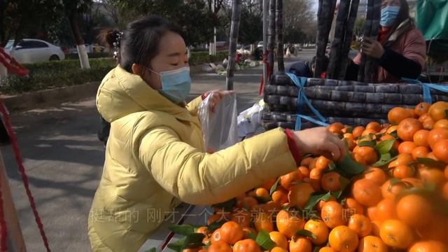 元旦放假了，孙女花钱买菜油，又送了9种礼品，外婆却说乱花钱 | New year, granddaughter buys gifts for grandma