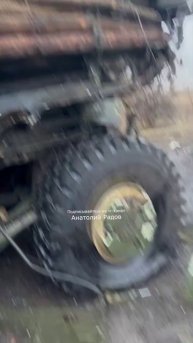 Подбитый американский бронеавтомобиль International MaxxPro и брошенный украинский БТР-70М на недавн