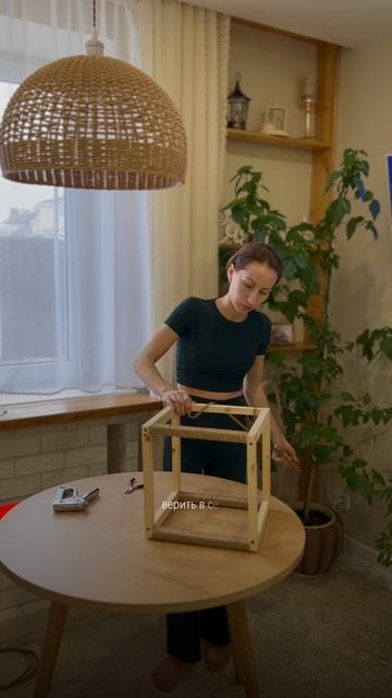 Процесс плетения корзины для хранения из ротанга.