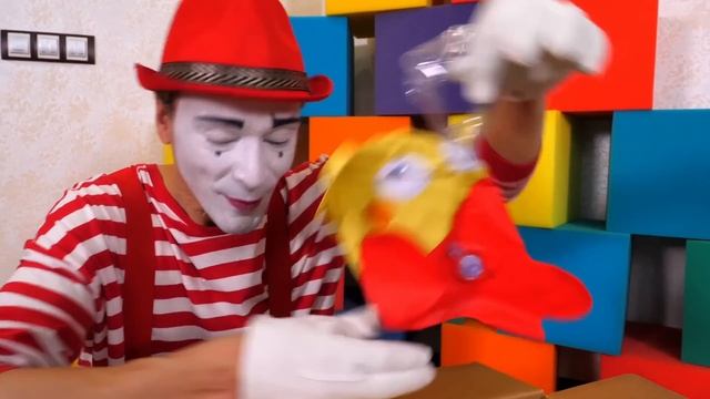 Смешные видео куклы - Беби Бон ищет игрушки в бассейне с шариками! – Мультики для детей с Baby Born
