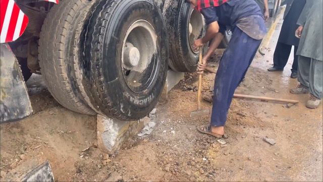 Пакистанские мастера -Танкер с сырой нефтью перевернулся на пешеходной дорожке из-за отказа тормозов