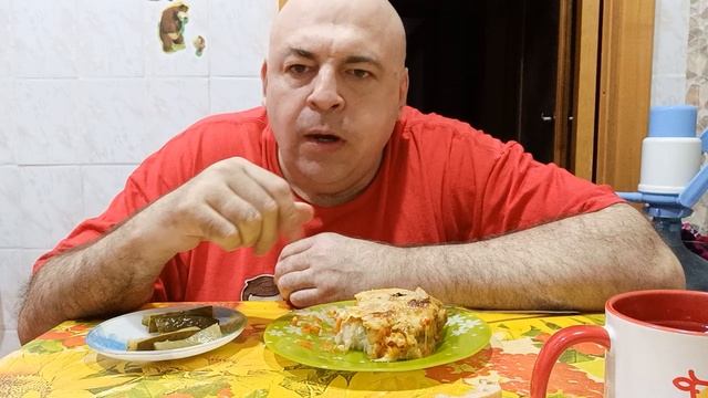 Мукбанг. Рыбная запеканка, маринованные огурцы и морс. Укр...на, территория сатаны.