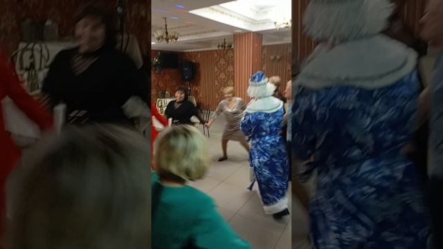 впали в новогоднее детство с коллегами