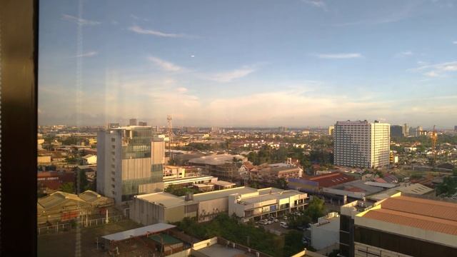 KUAN: TOUR AT OAKRIDGE EXECUTIVE CLUB - VIEW OF THE CITY - BUSINESS LOUNGE CENTER AND MAPLE ROOM