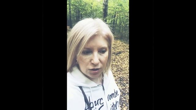 С Оскаром в лесу. Странно он вглядывается в пустоту.