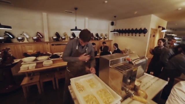 Носим пасту на руках!
