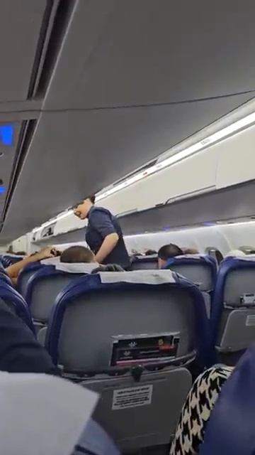 однажды в самолёте рассмешил всех🤣🤣🤣