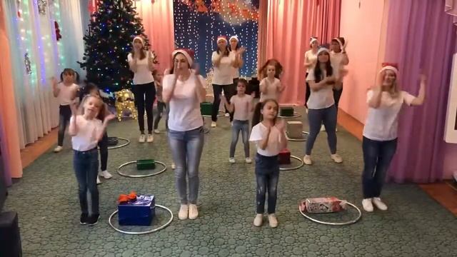Новый год (совместный танец педагог-ребенок)